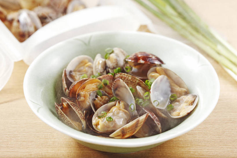 海鲜,清酒,无人,横图,俯视,室内,特写,白天,烹饪,餐桌,桌子,蔬菜,一堆,许多,阴影,堆叠,堆积,新鲜,反射,影子,陶瓷,葱,青葱,日本料理,料理,食品,陶瓷制品,酒类,很多,蛤蜊,水产,菜肴,美食,海洋生物,酒,食物,饮料,一个,容器,碗,日式料理,日式,蛤,佳肴,有机食品,绿色食品,单个,餐台,储藏,堆,储存,水生动物,海产品,水生物,海底动物,蛤仔,彩图,高角度拍摄,贮存