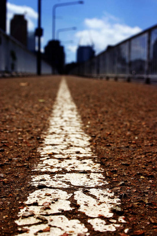 无人,竖图,室外,白天,正面,旅游,度假,美景,道路,路,路灯,照明,一排,阴影,整齐,光线,影子,墙,景观,云,云朵,小路,灯光,交通,云彩,娱乐,墙壁,墙面,灯,排列,蓝色,白云,蓝天,天空,阳光,自然,天,享受,休闲,景色,放松,照亮,照明设备,队列,自然风光,彩图