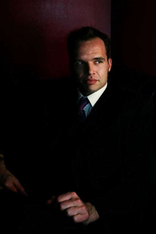 西方人,脸,头,脸颊,一个人,商务人士,商务男性,站,竖图,室内,特写,白天,正面,衬衫,欧洲,欧洲人,仅一个男性,仅一个人,套装,注视,仅一个年轻男性,观察,看,站着,观看,察看,关注,商务装,工薪阶层,男人,男性,年轻男性,白种人,头部,脸部,脸蛋,面部,白领,上班族,站立,半身,彩图,衬衣