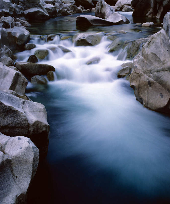 无人,竖图,俯视,室外,白天,旅游,度假,河流,石头,美景,水,阴影,飞溅,溅,光线,石子,液体,影子,河水,景观,水滴,水流,娱乐,水珠,小溪,阳光,自然,溪水,享受,休闲,景色,放松,喷洒,自然风光,流淌,石块,岩石,彩图,高角度拍摄