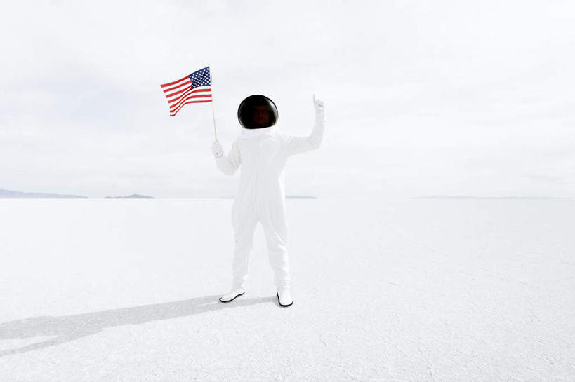 西方人,一个人,站,横图,室外,白天,正面,旗帜,帽子,欧洲,美国,欧洲人,仅一个男性,仅一个人,一面,戴,握,阴影,宇航服,光线,头盔,影子,拿,拿着,标识,旗子,标记,仅一个年轻男性,阳光,安全帽,站着,伸手,握着,戴着,北美,北美洲,食指,美洲,北亚美利加洲,亚美利加洲,一顶,旌旗,旗号,表记,标帜,男人,男性,年轻男性,白种人,站立,半身,彩图