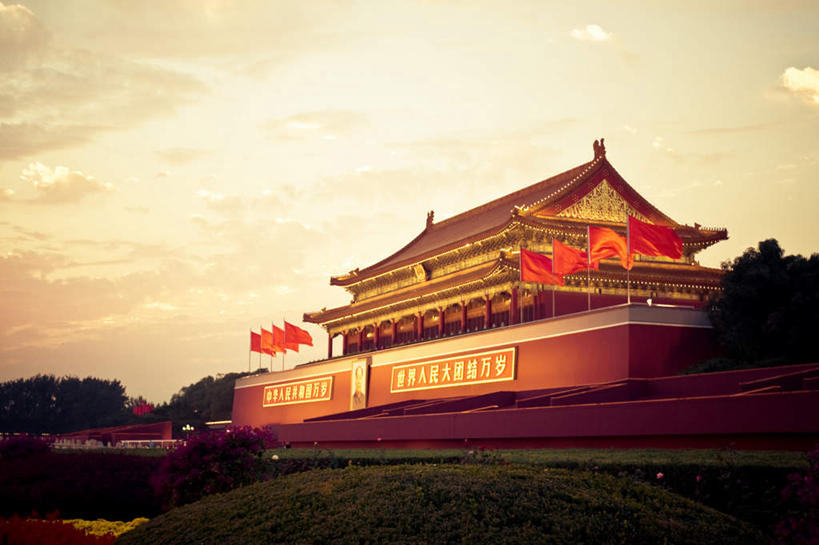 无人,天安门,横图,室外,白天,正面,旅游,度假,名胜古迹,日落,树林,植物,标志建筑,地标,建筑,旗帜,北京,天安门广场,中国,亚洲,一排,遗迹,整齐,毛泽东,标志,文字,字符,晚霞,霞光,云,云朵,落日,首都,云彩,古迹,文物,娱乐,标识,建设,古建筑,画像,树,树木,排列,蓝色,绿色,白云,蓝天,天空,自然,黄昏,天,享受,休闲,汉字,旅游胜地,彩霞,放松,主席,生长,晴朗,成长,领导,队列,中文,毛主席,古文明,东亚,中华人民共和国,北京市,京,北平,华北地区,国文,华文,二十八画生,润之,诗人,石三伢子,咏芝,革命家,理论家,首脑,战略家,夕照,晴空,夕阳,彩图,斜阳