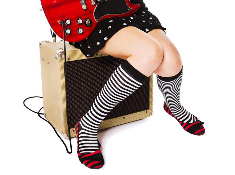 西方人,腿部,腿,一个人,坐,横图,俯视,室内,白天,白色背景,欧洲,欧洲人,仅一个年轻女性,仅一个女性,仅一个人,条纹,乐器,音响,袜子,摄影,影棚,长筒袜,声响,年轻女性,女人,女性,白种人,坐着,半身,彩图,高角度拍摄,影棚拍摄,拍摄