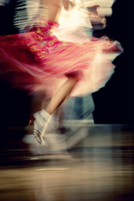 西方人,一个人,竖图,室内,白天,侧面,高跟鞋,裙子,跳舞,地板,鞋子,欧洲,欧洲人,仅一个年轻女性,仅一个女性,仅一个人,表演,连衣裙,服装,朦胧,模糊,地面,木地板,扮演,衣服,服饰,演出,衣着,穿着,舞姿,衣饰,萨尔萨舞,年轻女性,女人,女性,白种人,半身,彩图,舞蹈