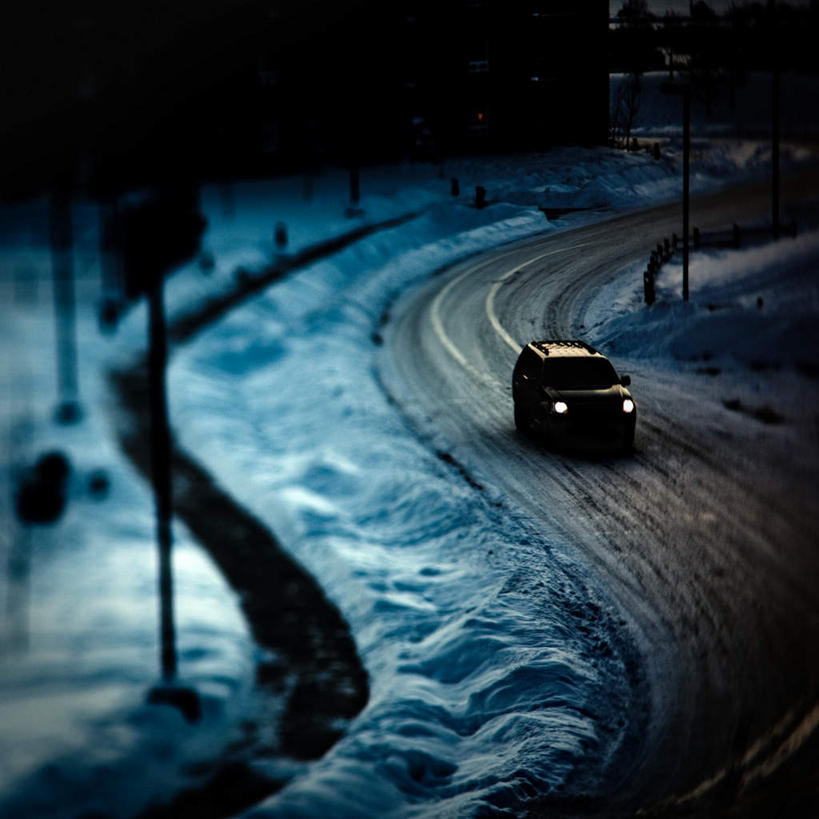 无人,方图,俯视,室外,白天,雪,大雪,道路,路,路灯,公路,汽车,照明,朦胧,模糊,电力,电线,电线杆,线,积雪,雪景,冬季,冬天,灯光,电能,交通,线路,车,灯,灯具,交通工具,轿车,寒冷,警示,电,车灯,尾灯,怪异,电源,照亮,提醒,昏暗,照明设备,提示,载具,能量,严寒,独特,灰暗,晦暗,马路,彩图,高角度拍摄