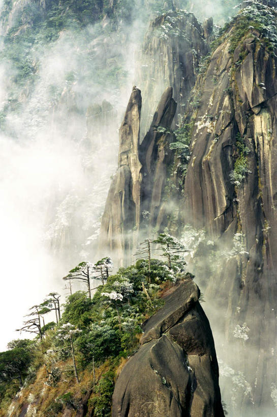 无人,竖图,俯视,航拍,室外,白天,旅游,度假,石头,美景,山,山脉,植物,雾,松树,三清山,中国,亚洲,朦胧,模糊,围绕,石子,景观,山峰,悬崖,山峦,娱乐,江西,树,树木,绿色,自然,群山,享受,休闲,陡峭,景色,放松,缭绕,生长,成长,迷雾,鸟瞰,自然风光,坚定,旋绕,东亚,江西省,中华人民共和国,华东地区,长寿,赣,贞洁,绝壁,上饶,上饶市,萦绕,笔陡,峻峭,回绕,德兴,德兴市,江西三清山风景名胜区,三清山风景名胜区,玉山,玉山县,石块,岩石,大雾,彩图,高角度拍摄