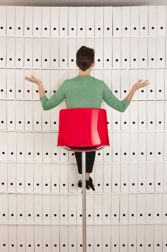 西方人,一个人,坐,竖图,室内,白天,椅子,欧洲,欧洲人,仅一个男性,仅一个人,一排,许多,整齐,材料,档案,文件,很多,排列,仅一个年轻男性,背面,红色,资料,双手摊开,无奈,遗憾,烦恼,查找,队列,文档,可惜,无计可施,惋惜,怜惜,无语,男人,男性,年轻男性,白种人,坐着,彩图,全身