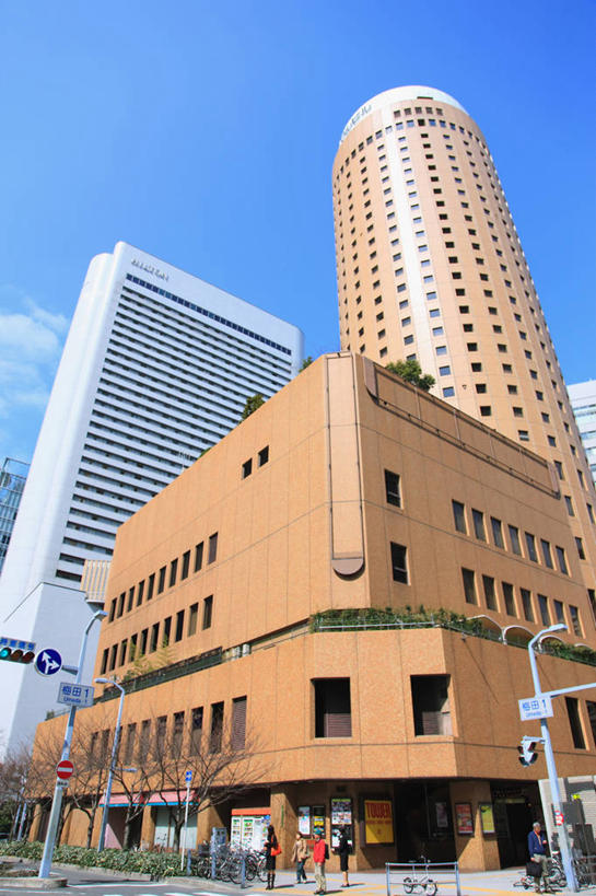 无人,竖图,室外,白天,仰视,度假,美景,城市风光,城市,道路,酒店,路,路灯,公路,照明,日本,亚洲,阴影,光线,影子,景观,云,云朵,灯光,交通,云彩,娱乐,灯,蓝色,白云,蓝天,天空,阳光,天,享受,休闲,景色,放松,大阪,晴朗,照亮,照明设备,东亚,本州,大阪府,本州岛,日本国,近畿地方,近畿,梅田,北区,晴空,马路,彩图,低角度拍摄,旅店
