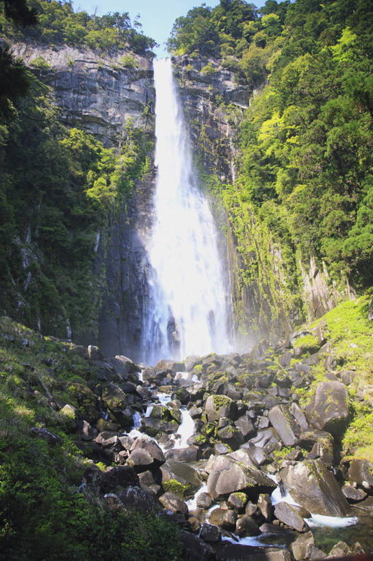 无人,竖图,室外,白天,仰视,旅游,度假,石头,美景,瀑布,山,山脉,水,植物,日本,亚洲,阴影,飞溅,溅,光线,石子,液体,影子,景观,山峰,水滴,山峦,娱乐,水珠,树,树木,蓝色,绿色,蓝天,天空,阳光,自然,群山,天,享受,休闲,景色,放松,生长,晴朗,成长,喷洒,自然风光,东亚,本州,万里无云,本州岛,日本国,近畿地方,近畿,和歌山,和歌山县,跌水,石块,晴空,晴空万里,彩图,低角度拍摄,东牟娄郡,那智瀑布,那智胜浦町