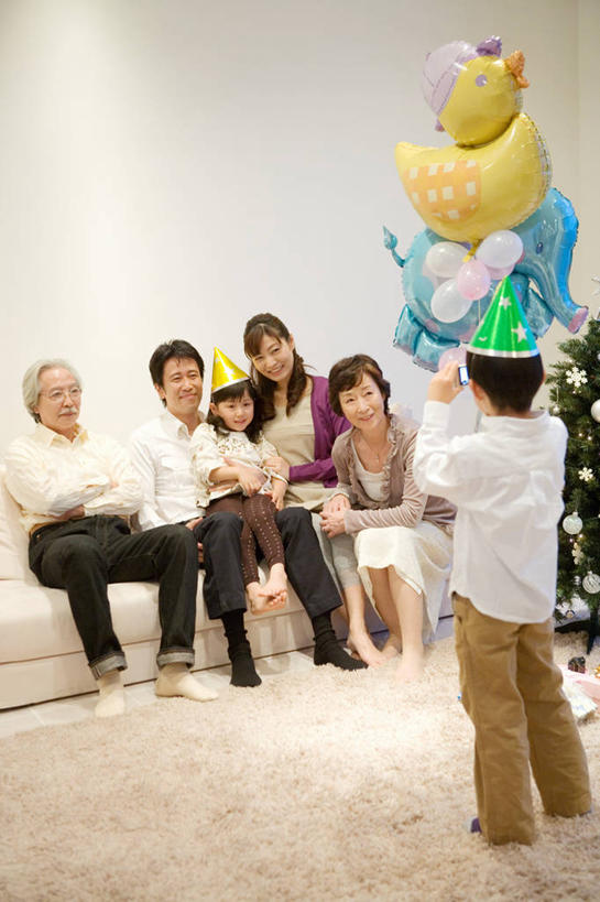 东方人,儿童,中年人,老年人,背部,夫妻,母亲,父亲,女儿,祖母,祖父,三代同堂,客厅,站,坐,抱,笑,微笑,露齿笑,竖图,室内,白天,正面,爱情,游戏,纯洁,窗户,窗帘,地毯,靠垫,沙发,帽子,玩具,相机,亚洲,握,纸质,服装,装饰,编织,手工艺品,靠枕,织物,许多人,浪漫,拿,玩,拿着,注视,休闲装,黄种人,娱乐,生日帽,祖孙三代,玻璃窗,小孩,拍照,衣服,帘子,气球,数码相机,工艺品,垫子,枕头,观察,看,站着,一群人,休闲,温暖,温馨,父女,母女,休闲服,充气玩具,遮阳,恩爱,父爱,可爱,母爱,童年,童趣,益智,握着,恋人,摄影,服饰,奶奶,爷爷,抱着,观看,活动,祖孙,华丽,修饰,点缀,和睦,察看,小丑帽,起居室,搂着,发泄,关注,消遣,智力,氢气球,布艺沙发,童真,烂漫,无邪,外婆,外孙女,外祖母,外公,外祖父,外孙,三角帽,狂欢帽,派对帽,聚会帽,纸帽,外孙子,宣泄,衬托,美观,雅致,雅观,客堂,天真,老年男性,老年女性,男孩,男人,男性,年轻女性,女孩,女人,女性,中年男性,亚洲人,孩子,夫妇,情侣,全家福,孙女,孙子,照相机,搂,搂抱,玩耍,嬉戏,站立,坐着,彩图,全身,照相,氦气球,铝箔气球,铝膜,铝膜气球,铝膜制品,伴侣,融洽,男生,女生,爸爸,多代同堂,妈妈