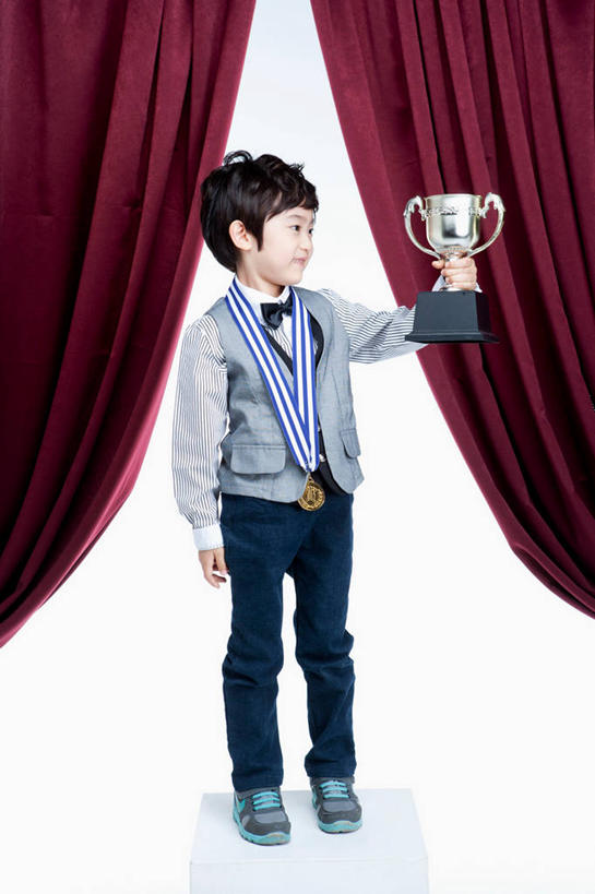 东方人,儿童,一个人,站,竖图,室内,白天,白色背景,正面,西装,纯洁,成功,胜利,亚洲,仅一个男性,仅一个人,握,套装,正装,领奖台,领结,拿,拿着,扭头,注视,职业装,黄种人,小孩,观察,看,站着,转头,仅一个小孩,光彩,可爱,童年,童趣,握着,摄影,帷幕,影棚,观看,察看,象征,庄重,关注,帷幔,身份,幕布,荣誉,幕帘,奖品,童真,烂漫,无邪,正式,地位,荣耀,帷幔布,光荣,天真,男孩,男人,男性,亚洲人,孩子,站立,彩图,全身,影棚拍摄,拍摄,奖杯,男生