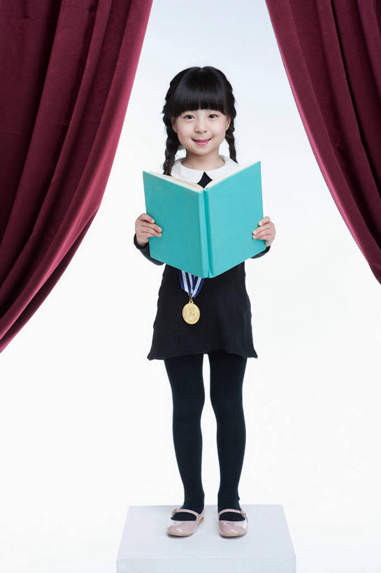 东方人,儿童,一个人,站,笑,微笑,露齿笑,竖图,室内,白天,白色背景,正面,裙子,纯洁,成功,胜利,书籍,亚洲,仅一个女性,仅一个人,握,连衣裙,领奖台,拿,拿着,注视,黄种人,小孩,书本,观察,看,站着,仅一个小孩,光彩,可爱,童年,童趣,握着,摄影,帷幕,影棚,观看,察看,关注,帷幔,奖牌,金牌,幕布,荣誉,幕帘,奖品,童真,烂漫,无邪,荣耀,帷幔布,光荣,天真,女孩,女人,女性,亚洲人,孩子,书,图书,站立,彩图,全身,影棚拍摄,拍摄,女生
