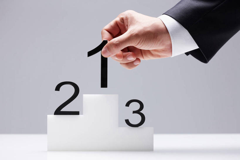 东方人,手,一个人,商务人士,商务男性,横图,室内,特写,白天,正面,衬衫,亚洲,仅一个男性,仅一个人,握,灰色背景,套装,标志,领奖台,数字,文字,字符,拿,拿着,黄种人,标识,仅一个年轻男性,三个,黑色,手部,握着,摄影,阿拉伯数字,影棚,单手,商务装,工薪阶层,男人,男性,年轻男性,亚洲人,白领,上班族,半身,彩图,影棚拍摄,衬衣,拍摄