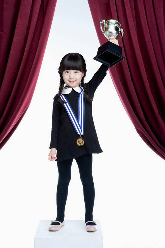 东方人,儿童,一个人,站,举,竖图,室内,白天,白色背景,正面,裙子,纯洁,成功,胜利,亚洲,仅一个女性,仅一个人,握,连衣裙,领奖台,拿,拿着,注视,黄种人,小孩,观察,看,托,站着,仅一个小孩,光彩,可爱,童年,童趣,握着,摄影,帷幕,影棚,观看,察看,关注,帷幔,奖牌,金牌,幕布,荣誉,幕帘,奖品,童真,烂漫,无邪,荣耀,帷幔布,光荣,天真,女孩,女人,女性,亚洲人,孩子,举起,举手,举着,向上举,向上伸,向上托,站立,彩图,全身,影棚拍摄,拍摄,奖杯,女生