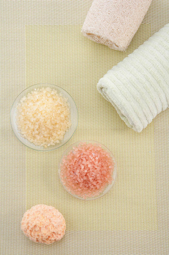 无人,竖图,俯视,室内,特写,白天,化妆,美容,静物,餐具,一堆,许多,护肤,阴影,堆叠,堆积,反射,碟子,纺织物,海绵,盘,影子,很多,干净,盘子,碟,毛巾,洗浴用品,清洁,保养,享受,休闲,健康,放松,保健,堆,保暖,卫生,浴盐,护肤品,护肤用品,舒缓,透气,养颜,防水,去污,紧肤,嫩肤,储水,耐磨,吸水,洗涤,彩图,高角度拍摄,浴用海绵