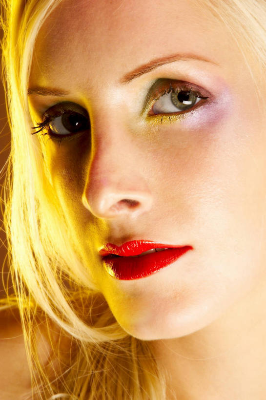 西方人,脸,头,脸颊,头发,一个人,笑,微笑,竖图,室内,特写,白天,正面,化妆,美容,欧洲,欧洲人,仅一个年轻女性,仅一个女性,仅一个人,护肤,注视,观察,看,保养,享受,休闲,金色,放松,保健,观看,察看,毛发,关注,养颜,年轻女性,女人,女性,白种人,头部,长发,直发,脸部,脸蛋,面部,半身,彩图