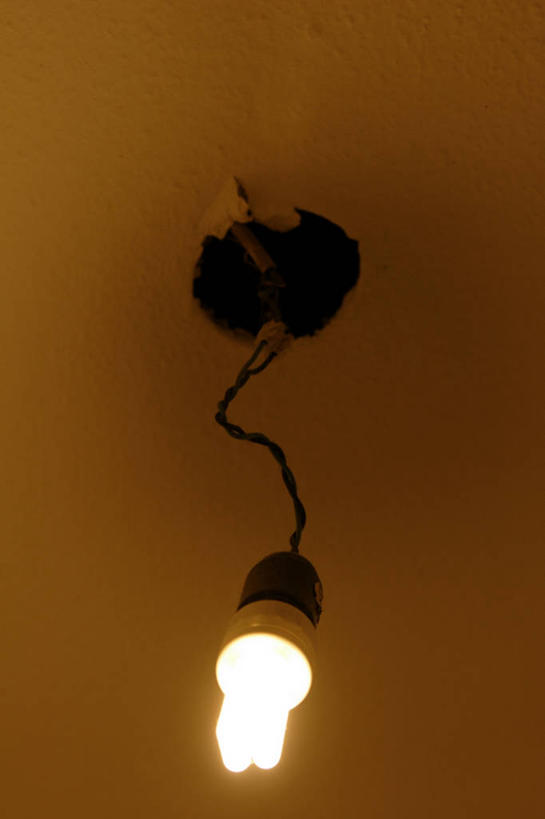 无人,竖图,室内,特写,白天,仰视,节能,静物,照明,吊挂,悬挂,阴影,环保,电力,光线,灯泡,电线,线,影子,灯光,电能,挂,线路,灯,节能灯,一个,灯具,能源,单个,电,电源,电源线,照亮,能量,低碳,照明工具,荧光灯,彩图,低角度拍摄