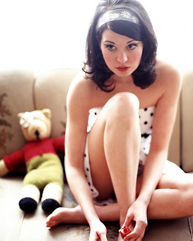 西方人,一个人,坐,竖图,室内,白天,正面,裙子,化妆,美容,游戏,沙发,玩具,欧洲,欧洲人,仅一个女性,仅一个人,护肤,握,连衣裙,服装,装饰,头饰,拿,玩,指甲油,拿着,注视,娱乐,衣服,抹胸,发箍,发饰,化妆刷,饰品,刷子,观察,看,仅一个中年女性,保养,享受,休闲,放松,益智,握着,保健,服饰,头箍,观看,活动,华丽,修饰,点缀,察看,美容工具,指甲刷,衣着,穿着,发泄,关注,消遣,智力,发卡,布艺沙发,配饰,养颜,化妆工具,宣泄,衬托,美观,雅致,雅观,抹胸裙,衣饰,女人,女性,中年女性,白种人,玩耍,嬉戏,坐着,半身,彩图