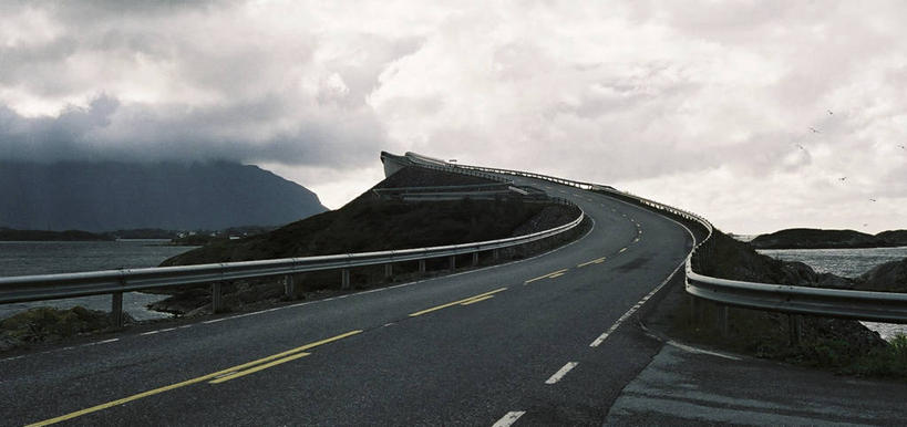 无人,横图,室外,白天,正面,旅游,度假,美景,山,山脉,道路,路,公路,挪威,欧洲,阴影,光线,影子,景观,山顶,山峰,云,云朵,分界线,停车线,交通,山峦,云彩,娱乐,蓝色,白云,蓝天,天空,阳光,自然,群山,天,享受,休闲,景色,放松,晴朗,车行道,车行道分界线,斯堪的纳维亚,自然风光,北欧,斯堪的那维亚,斯堪的那维亚半岛,斯堪的纳维亚半岛,标线,车行线,挪威王国,颠峰,极峰,晴空,马路,彩图