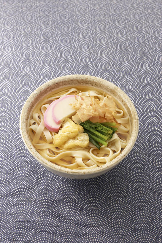 面食,面条,无人,竖图,俯视,室内,特写,白天,烹饪,餐桌,桌子,姜,蔬菜,洋葱,阴影,新鲜,反射,影子,陶瓷,面,肉,日本料理,料理,食品,陶瓷制品,菜肴,美食,肉类,食物,容器,碗,日式料理,日式,佳肴,有机食品,绿色食品,餐台,储藏,储存,玉葱,止咳,肉食,止痛,解毒,发汗,温肺,温胃,行气,止呕,百辣云,荷兰葱,圆葱,洋葱头,生姜,球葱,老姜,葱头,彩图,高角度拍摄,全麦面,贮存,散寒