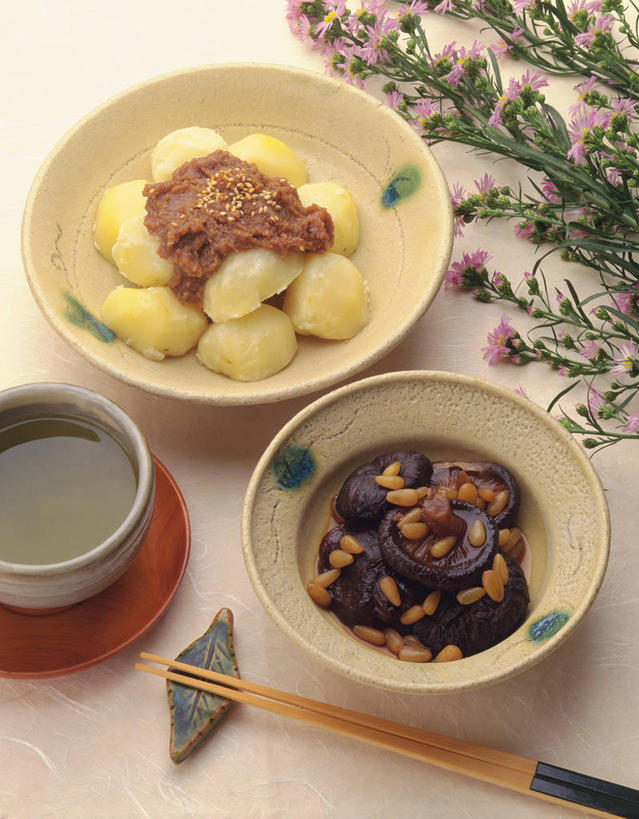 无人,竖图,俯视,室内,白天,烹饪,幸福,餐桌,茶,筷子,桌子,蔬菜,西红柿,杯子,餐具,叶子,许多,阴影,新鲜,盛开,反射,碟子,盘,影子,陶瓷,菌菇,芝麻,日本料理,绿茶,茶叶,料理,食品,绿叶,筷架,陶瓷制品,很多,菌类,花蕾,筷枕,文化,娱乐,传统,菜肴,美食,花,花瓣,花朵,鲜花,食物,盘子,容器,水杯,碟,碗,日式料理,花苞,花蕊,享受,休闲,日式,温馨,嫩叶,食用菌,放松,乐趣,摄影,佳肴,有机食品,绿色食品,影棚,餐台,储藏,礼节,筷子架,提神,舒适,真菌,储存,醒脑,礼仪,脂麻,胡麻,白麻,巨胜子,油麻,叶,叶片,茶杯,进餐用具,洋柿子,柑仔蜜,番茄,臭柿,彩图,高角度拍摄,影棚拍摄,拍摄,不发酵茶,苦茗,六月柿,贮存,喜报三元