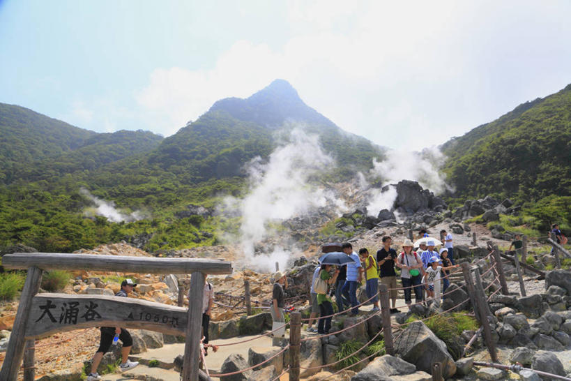 东方人,栏杆,走,横图,室外,白天,正面,旅游,度假,火山,石头,美景,山,山脉,植物,神奈川,日本,亚洲,行人,游客,游人,阴影,服装,光线,标志,石子,文字,影子,栅栏,字符,景观,篱笆,山峰,烟雾,围栏,山峦,神奈川县,许多人,休闲装,黄种人,娱乐,标识,护栏,路人,旅客,树,树木,衣服,蓝色,绿色,蓝天,天空,阳光,自然,群山,天,一群人,享受,休闲,休闲服,汉字,景色,放松,服饰,生长,晴朗,成长,中文,自然风光,东亚,本州,万里无云,关东地方,本州岛,日本国,国文,华文,过客,男人,男性,年轻男性,年轻女性,女人,女性,亚洲人,活火山,石块,岩石,晴空,晴空万里,步行,散步,走路,彩图,全身