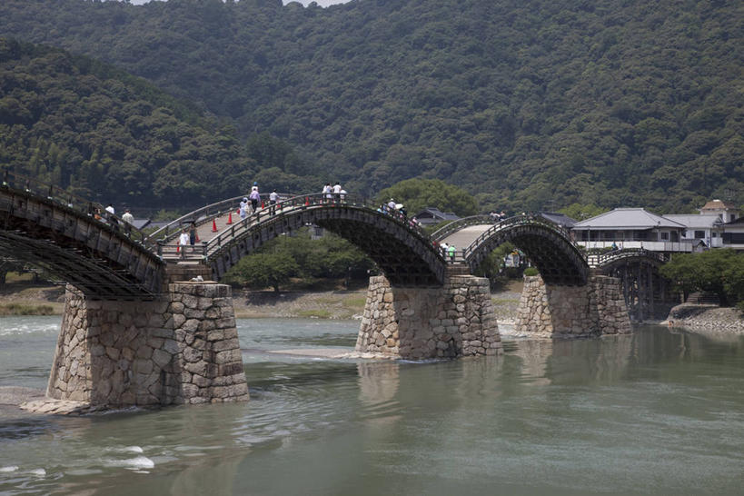 东方人,站,走,横图,室外,白天,正面,旅游,度假,河流,石头,美景,森林,山,山脉,树林,水,植物,日本,亚洲,行人,游客,游人,阴影,波纹,服装,光线,石子,影子,河水,景观,山峰,水流,天桥,桥,涟漪,山峦,许多人,注视,休闲装,黄种人,娱乐,路人,旅客,拱桥,栈桥,树,树木,衣服,绿色,水纹,阳光,自然,波浪,群山,观察,看,站着,一群人,享受,休闲,休闲服,景色,放松,服饰,拱形,生长,成长,观看,人行桥,察看,关注,自然风光,东亚,本州,本州岛,日本国,水晕,中国地方,山口,山口县,锦带桥,过客,男人,男性,年轻男性,年轻女性,女人,女性,亚洲人,石块,步行,散步,站立,走路,彩图,全身,岩国,岩国市