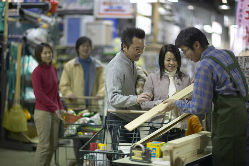 东方人,家庭,夫妻,店员,商店,站,横图,室内,白天,正面,爱情,建材,建筑,宠物,狗,购物车,亚洲,五个人,一副,握,阴影,服装,朦胧,模糊,光线,材料,木板,木材,围裙,眼镜,影子,灯光,许多人,浪漫,注视,休闲装,黄种人,商铺,顾客,车,木柴,一只,衣服,动物,手推车,低头,观察,看,站着,一群人,营业员,休闲,温暖,温馨,一家人,休闲服,恩爱,可爱,握着,pos机,恋人,建造,服饰,收银台,木料,观看,和睦,察看,便利,存放,关注,收银,载具,收银机,近视眼镜,忠诚,快捷,方便,垂头,市肆,商号,销售人员,主顾,寄存,寄放,暂存,男人,男性,年轻女性,女人,女性,中年男性,亚洲人,夫妇,情侣,售货员,犬,站立,半身,彩图,店铺,五金店,伴侣,融洽