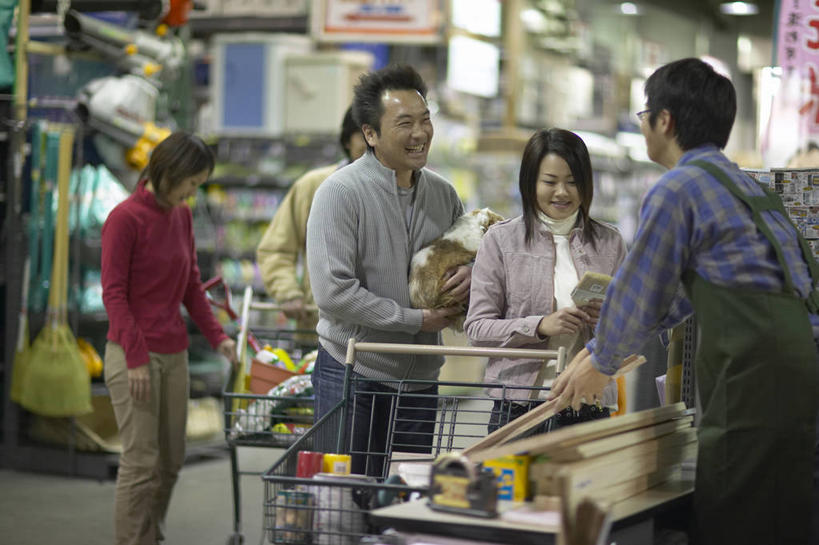 东方人,中年人,家庭,夫妻,店员,商店,站,抱,笑,说,微笑,露齿笑,横图,室内,白天,正面,爱情,讨论,宠物,狗,购物车,亚洲,五个人,握,服装,朦胧,模糊,围裙,眼镜,许多人,浪漫,拿,拿着,注视,休闲装,黄种人,商铺,顾客,车,一只,衣服,动物,手推车,观察,看,站着,一群人,营业员,休闲,温暖,温馨,一家人,休闲服,恩爱,可爱,握着,pos机,恋人,服饰,收银台,抱着,观看,和睦,察看,便利,搂着,存放,关注,收银,载具,收银机,近视眼镜,忠诚,快捷,方便,市肆,商号,销售人员,主顾,寄存,寄放,暂存,交流,男人,男性,年轻男性,女人,女性,中年男性,中年女性,亚洲人,夫妇,情侣,售货员,犬,沟通,怀抱,讲话,交谈,搂,搂抱,商讨,说话,谈话,相抱,拥抱,站立,半身,彩图,店铺,五金店,伴侣,融洽