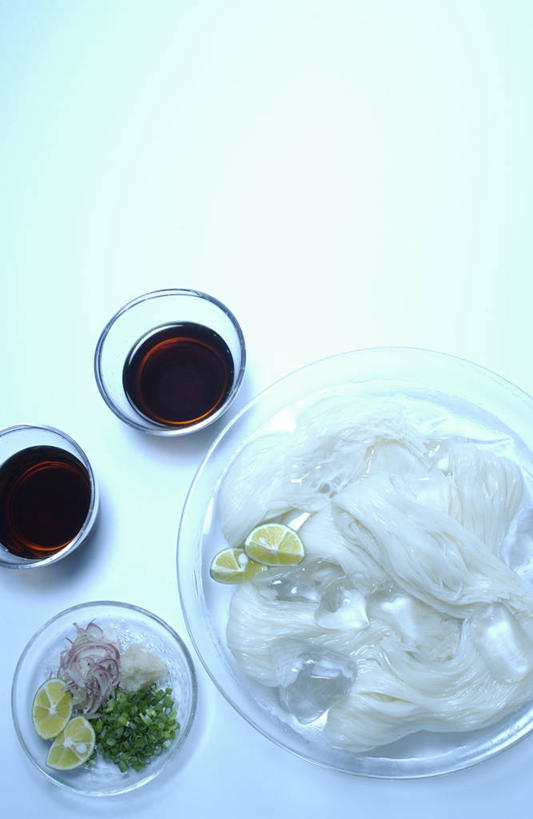面食,面条,红酒,葡萄酒,无人,竖图,俯视,室内,特写,白天,烹饪,餐桌,桌子,杯子,水果,阴影,新鲜,反射,影子,面,生食,日本料理,料理,食品,果实,酒类,菜肴,美食,玻璃制品,酒,食物,饮料,两个,水杯,日式料理,日式,红葡萄酒,摄影,佳肴,有机食品,绿色食品,影棚,餐台,酸橙,代代,玻璃杯,橙子,橙,彩图,高角度拍摄,影棚拍摄,拍摄,全麦面