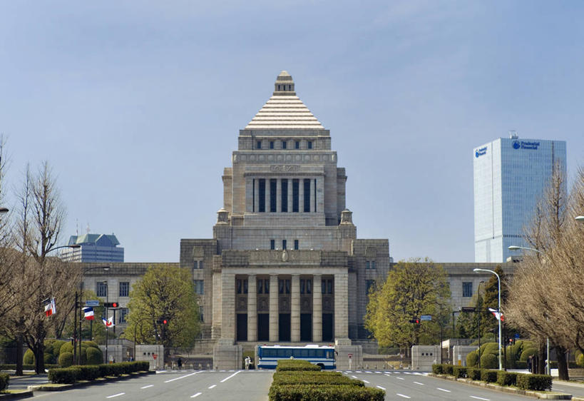 无人,高楼大厦,横图,室外,白天,正面,度假,美景,植物,城市风光,标志建筑,城市,大厦,道路,地标,建筑,路,路灯,摩天大楼,公路,照明,东京,日本,亚洲,阴影,光线,影子,景观,灯光,分界线,停车线,交通,娱乐,建设,灯,树,树木,蓝色,绿色,蓝天,天空,阳光,自然,天,享受,休闲,景色,放松,千代田区,生长,晴朗,成长,车行道,车行道分界线,照亮,照明设备,标线,东亚,车行线,本州,万里无云,关东地方,本州岛,日本国,东京都,国会议事堂,永田町,晴空,晴空万里,马路,彩图,大楼,高层建筑,高楼,摩天楼