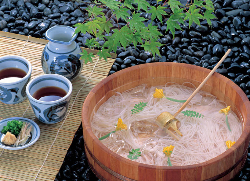 面食,面条,无人,横图,俯视,室外,白天,烹饪,幸福,礁石,石头,茶,杯子,壶,木桶,石子,桶,席子,勺子,陶瓷,面,日本料理,茶叶,料理,食品,陶瓷制品,两杯,娱乐,菜肴,美食,水壶,食物,茶壶,容器,水杯,调羹,汤匙,日式料理,享受,休闲,日式,温馨,放松,乐趣,佳肴,储藏,草席,提神,舒适,储存,醒脑,茶杯,礁,石块,岩石,彩图,高角度拍摄,全麦面,贮存