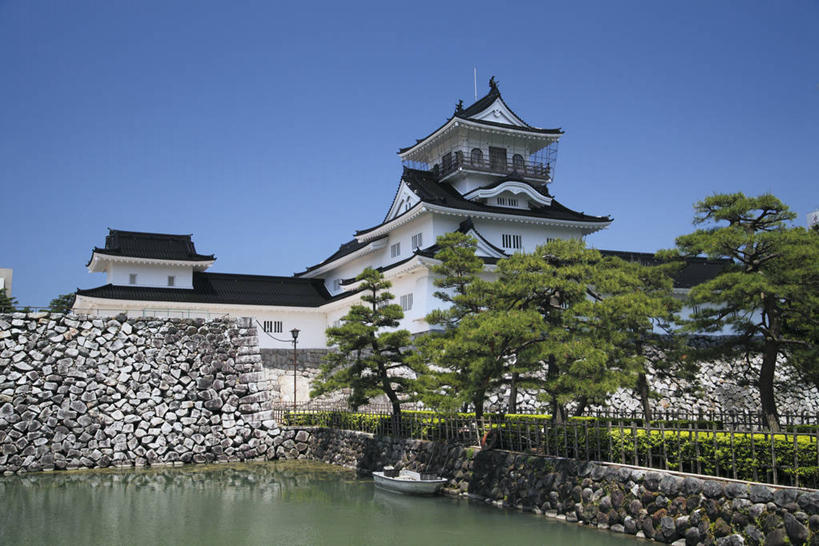 无人,横图,室外,白天,正面,旅游,度假,草地,草坪,河流,名胜古迹,树林,水,植物,标志建筑,地标,建筑,富山县,日本,亚洲,阴影,遗迹,光线,瓦片,影子,墙,屋顶,河水,水流,顶棚,瓦,古迹,文物,娱乐,建设,古建筑,墙壁,墙面,草,树,树木,蓝色,绿色,蓝天,天空,阳光,自然,天,享受,休闲,旅游胜地,放松,建造,生长,晴朗,成长,古文明,东亚,屋瓦,本州,万里无云,本州岛,日本国,中部地方,县厅,富山,晴空,晴空万里,彩图,富山市,富山城