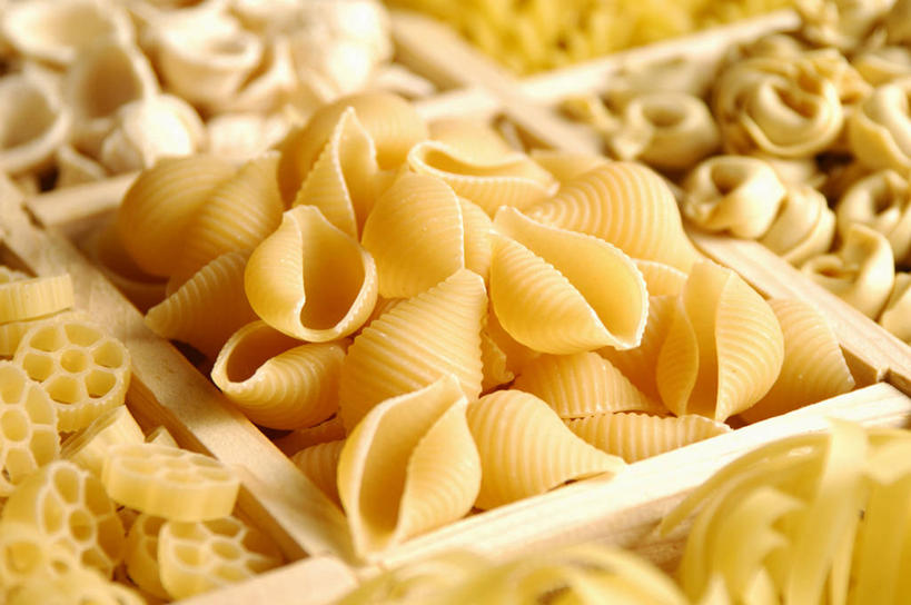 面食,面条,意大利面,无人,横图,俯视,室内,特写,白天,西餐,一堆,许多,阴影,堆叠,堆积,朦胧,模糊,反射,木制,影子,面,料理,食品,很多,盒子,食物,黄色,木制品,容器,西式,储藏,堆,贝壳面,储存,意粉,意面,彩图,高角度拍摄,车轮面,贮存