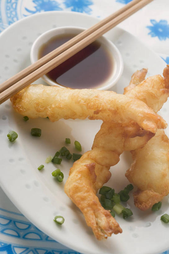 无人,竖图,俯视,室内,特写,白天,烹饪,餐桌,筷子,桌子,餐具,一双,阴影,反射,碟子,盘,影子,调料,天妇罗,虾,日本料理,料理,食品,调味品,调味料,文化,传统,酱油,菜肴,美食,大虾,食物,白色,盘子,碟,日式料理,日式,佳肴,对虾,餐台,礼节,礼仪,斑节虾,天麸罗,东方对虾,中国对虾,豉油,进餐用具,彩图,高角度拍摄