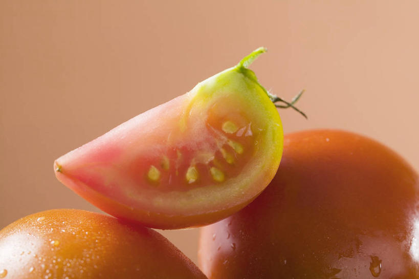 无人,横图,俯视,室内,特写,白天,石头,桌面,桌子,蔬菜,西红柿,切开,阴影,新鲜,反射,木制,石子,影子,食品,食物,三个,红色,木制品,切,摄影,有机食品,绿色食品,影棚,剖面,切面,火成岩,岩浆岩,石块,岩石,番茄,彩图,高角度拍摄,影棚拍摄,拍摄