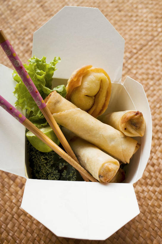 点心,无人,竖图,俯视,室内,特写,白天,餐桌,筷子,桌子,蔬菜,餐具,一双,阴影,新鲜,反射,影子,纸盒,生菜,莴苣,料理,食品,面点,文化,传统,春卷,美食,盒子,食物,一个,包装盒,中式,有机食品,绿色食品,单个,餐台,礼节,薄饼,礼仪,春菜,鹅仔菜,莴仔菜,千金菜,春饼,叶用莴苣,进餐用具,彩图,高角度拍摄