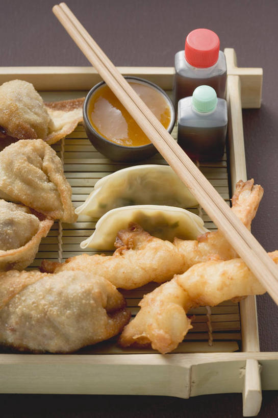 无人,竖图,俯视,室内,特写,白天,烹饪,餐桌,筷子,桌子,餐具,一双,阴影,反射,影子,陶瓷,调料,酱料,酱汁,天妇罗,虾,佐料,日本料理,料理,食品,陶瓷制品,调味品,调味料,文化,传统,酱,菜肴,美食,食物,容器,碗,日式料理,日式,佳肴,餐台,储藏,礼节,储存,礼仪,斑节对虾,斑节虾,天麸罗,日本对虾,竹节虾,海鲜天妇罗,进餐用具,彩图,高角度拍摄,贮存