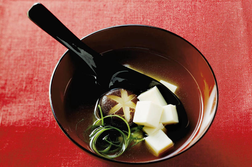 豆腐,无人,横图,俯视,室内,特写,白天,烹饪,桌面,桌子,蔬菜,阴影,红色背景,新鲜,反射,木制,影子,勺子,陶瓷,菌菇,香菇,日本料理,味增汤,料理,食品,陶瓷制品,菌类,菜肴,美食,食物,一个,木制品,容器,调羹,汤匙,碗,日式料理,日式,食用菌,摄影,佳肴,有机食品,绿色食品,影棚,单个,储藏,豆制品,储存,彩图,高角度拍摄,影棚拍摄,拍摄,贮存