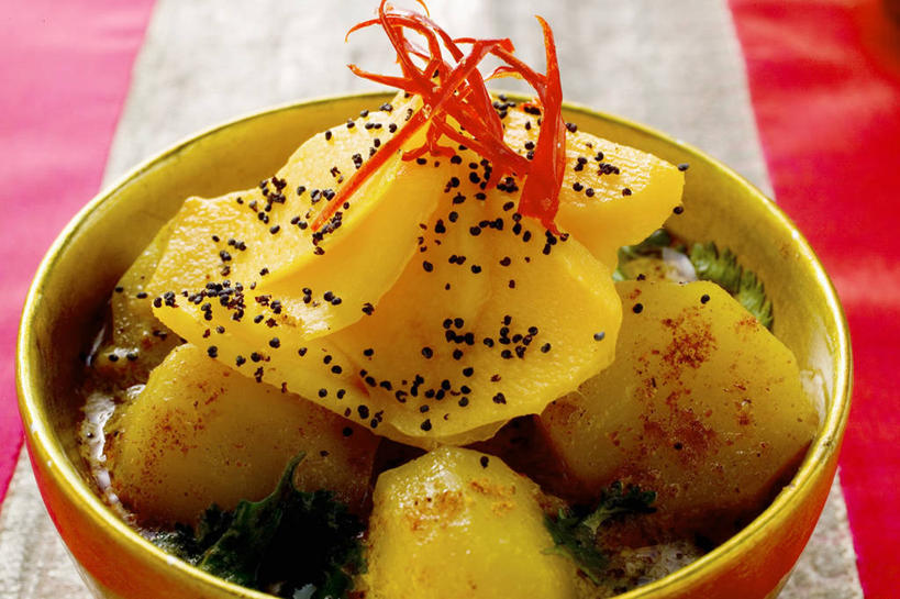 咖哩,无人,横图,俯视,室内,特写,白天,烹饪,餐桌,桌子,芒果,蔬菜,土豆,水果,一堆,许多,阴影,堆叠,堆积,新鲜,反射,影子,陶瓷,调料,生食,料理,食品,果实,陶瓷制品,调味品,调味料,蔬果,咖喱,菜肴,美食,食物,一个,红色,容器,碗,摄影,佳肴,有机食品,绿色食品,影棚,单个,餐台,储藏,堆,罂粟籽,储存,馍馍蛋,望果,蜜望,檬果,闷果,漭果,杧果,庵波罗果,洋芋,山药蛋,马铃薯,彩图,高角度拍摄,影棚拍摄,拍摄,贮存