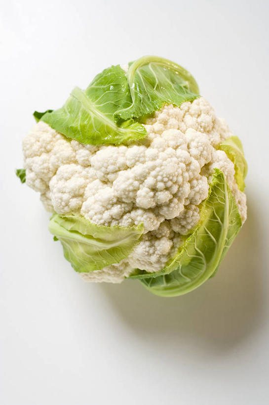 无人,竖图,俯视,室内,特写,白天,白色背景,植物,桌面,桌子,蔬菜,叶子,阴影,新鲜,反射,木制,纹理,影子,花菜,花椰菜,西兰花,食品,绿叶,食物,一个,绿色,木制品,嫩叶,摄影,有机食品,绿色食品,影棚,单个,椰菜花,肌理,甘蓝花,叶,叶片,叶脉,彩图,高角度拍摄,影棚拍摄,拍摄