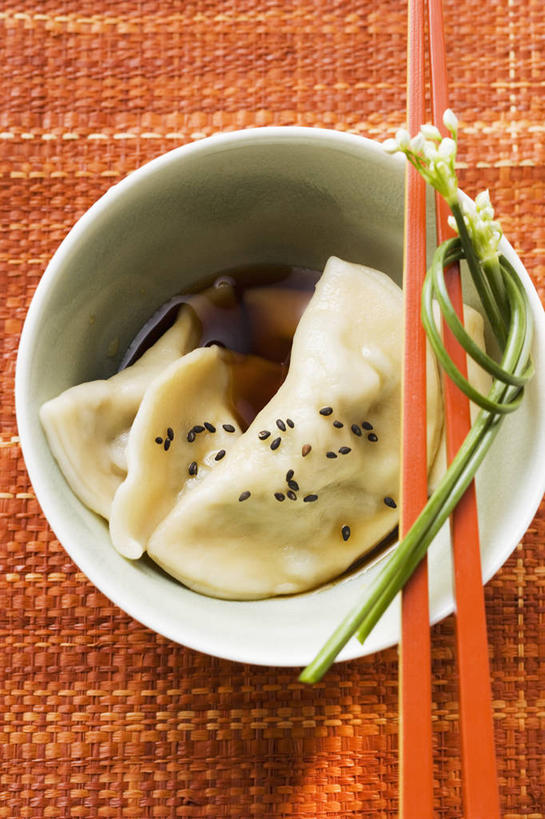 点心,馄饨,面食,无人,竖图,俯视,室内,特写,白天,餐桌,筷子,桌子,餐具,一双,阴影,反射,影子,陶瓷,调料,料理,食品,面点,陶瓷制品,调味品,调味料,文化,传统,酱油,美食,食物,一个,容器,碗,中式,单个,餐台,储藏,礼节,储存,礼仪,扁肉,豉油,进餐用具,彩图,高角度拍摄,贮存