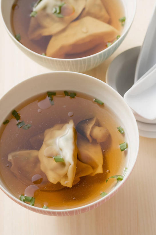 点心,馄饨,面食,无人,竖图,俯视,室内,特写,白天,餐桌,桌子,蔬菜,阴影,新鲜,反射,影子,陶瓷,菌菇,蘑菇,汤,料理,食品,面点,陶瓷制品,菌类,美食,食物,两个,容器,碗,中式,食用菌,有机食品,绿色食品,餐台,储藏,储存,扁肉,彩图,高角度拍摄,贮存