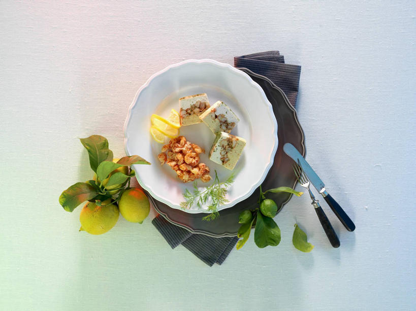 蟹,无人,横图,俯视,室内,特写,白天,烹饪,西餐,餐具,叶子,阴影,反射,螃蟹,叉子,刀叉,刀子,碟子,盘,影子,料理,食品,绿叶,菜肴,美食,食物,盘子,餐巾,碟,嫩叶,西式,摄影,佳肴,影棚,小龙虾,餐刀,餐叉,淡水小龙虾,红螯虾,克氏原螯虾,剌蛄,保洁方巾,口布,叶,叶片,进餐用具,彩图,高角度拍摄,影棚拍摄,拍摄