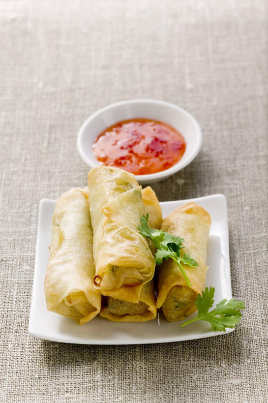 点心,无人,竖图,俯视,室内,特写,白天,桌面,桌子,蔬菜,西红柿,餐具,一堆,阴影,堆叠,堆积,新鲜,反射,木制,碟子,盘,影子,陶瓷,调料,酱料,酱汁,茄汁,佐料,料理,食品,面点,陶瓷制品,调味品,调味料,番茄酱,酱,春卷,美食,食物,一个,盘子,木制品,容器,碟,碗,中式,有机食品,绿色食品,单个,储藏,堆,储存,薄饼,春饼,番茄,彩图,高角度拍摄,贮存
