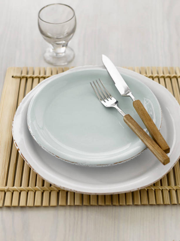 无人,竖图,俯视,室内,特写,白天,水,餐桌,桌子,静物,杯子,餐具,阴影,反射,叉子,刀叉,刀子,碟子,盘,液体,影子,一杯,饮用水,玻璃制品,两个,一个,盘子,水杯,碟,矿泉水,摄影,影棚,单个,餐台,餐刀,蒸馏水,餐叉,玻璃杯,进餐用具,彩图,高角度拍摄,影棚拍摄,拍摄