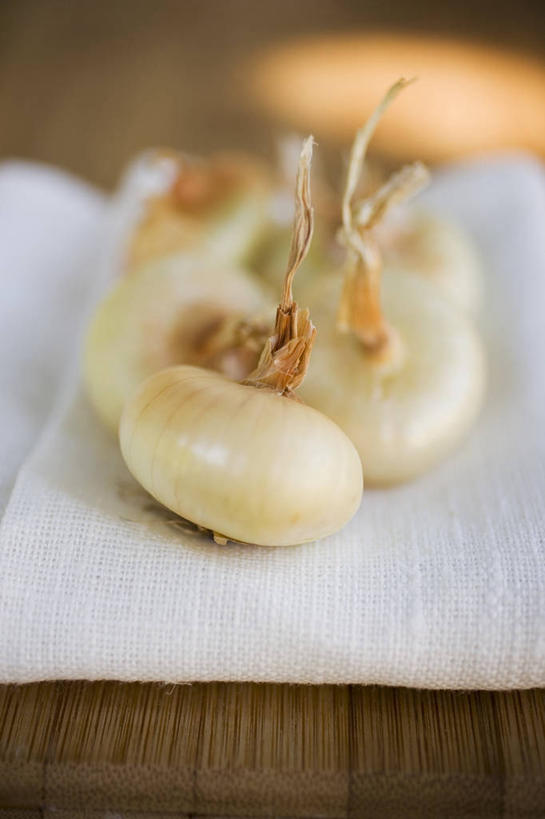 无人,竖图,俯视,室内,特写,白天,餐桌,桌子,蔬菜,洋葱,许多,阴影,朦胧,模糊,新鲜,反射,木制,布料,影子,食品,布纹,桌布,食物,餐巾,木制品,台布,摄影,有机食品,绿色食品,影棚,餐台,玉葱,圆葱,洋葱头,球葱,葱头,彩图,高角度拍摄,影棚拍摄,拍摄