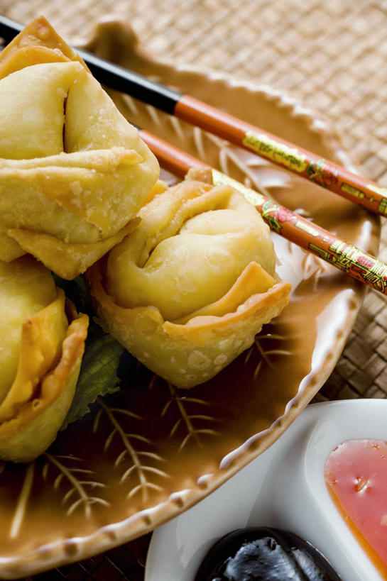 点心,馄饨,面食,无人,竖图,俯视,室内,特写,白天,餐桌,筷子,桌子,餐具,一双,阴影,反射,碟子,盘,影子,调料,酱料,酱汁,油炸,佐料,料理,食品,面点,调味品,调味料,文化,传统,酱,辣酱,美食,食物,两个,盘子,碟,中式,摄影,影棚,餐台,礼节,辣椒酱,礼仪,扁肉,进餐用具,彩图,高角度拍摄,影棚拍摄,拍摄