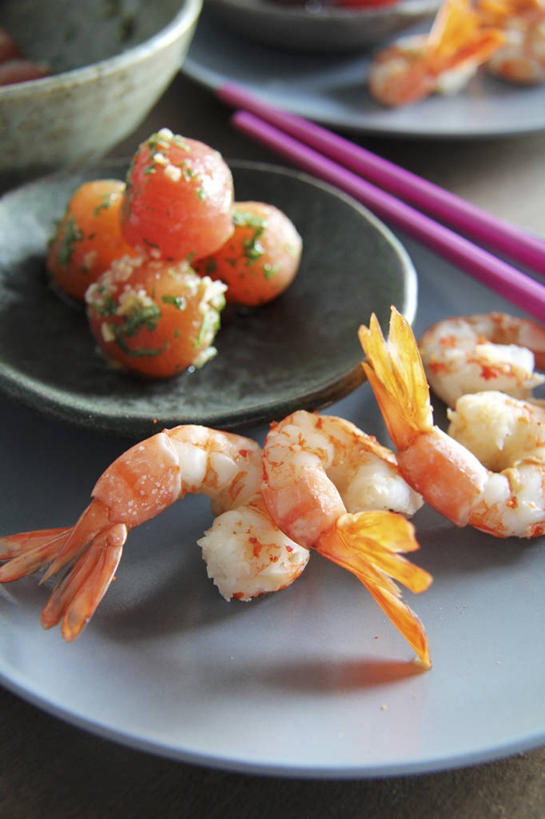 无人,竖图,俯视,室内,特写,白天,烹饪,中餐,餐桌,筷子,桌子,蔬菜,西红柿,餐具,一双,阴影,新鲜,反射,碟子,盘,影子,陶瓷,调味,虾,香料,佐料,料理,食品,陶瓷制品,文化,传统,菜肴,美食,大虾,食物,紫色,盘子,容器,碟,碗,中式,摄影,佳肴,有机食品,绿色食品,影棚,对虾,餐台,储藏,礼节,配料,储存,礼仪,斑节虾,作料,东方对虾,中国对虾,进餐用具,番茄,彩图,高角度拍摄,影棚拍摄,拍摄,贮存