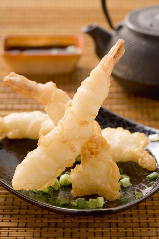 海鲜,无人,竖图,俯视,室内,特写,白天,烹饪,桌面,桌子,餐具,阴影,反射,木制,碟子,壶,盘,影子,调料,酱料,酱汁,天妇罗,虾,佐料,日本料理,料理,食品,调味品,调味料,水产,酱,菜肴,美食,大虾,海洋生物,水壶,食物,盘子,茶壶,木制品,容器,碟,日式料理,日式,佳肴,对虾,水生动物,海产品,水生物,海底动物,斑节虾,天麸罗,东方对虾,中国对虾,海鲜天妇罗,彩图,高角度拍摄